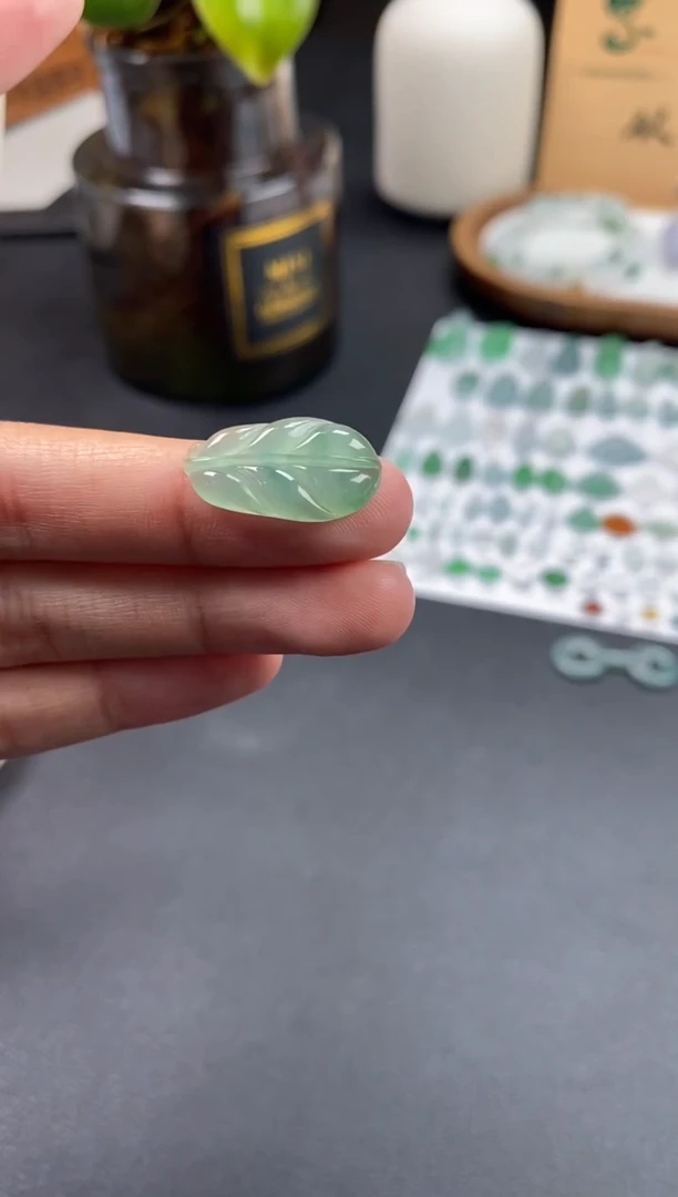 翡翠未镶嵌颈饰翡翠冰种叶子