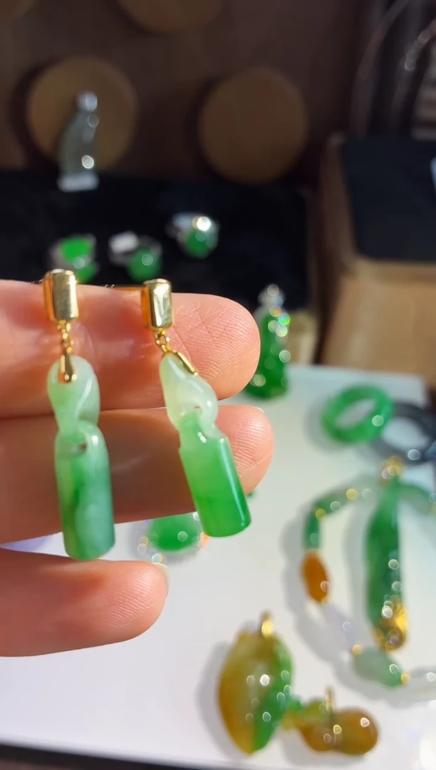 18K金镶嵌翡翠耳饰耳饰