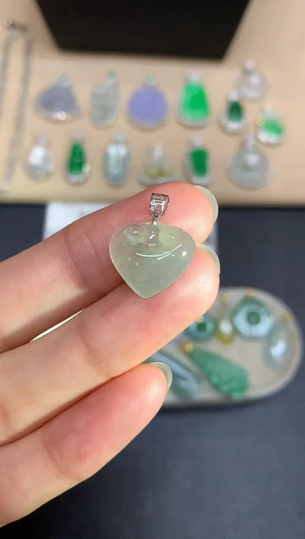 颈饰18K金镶嵌翡翠如意【无服务费