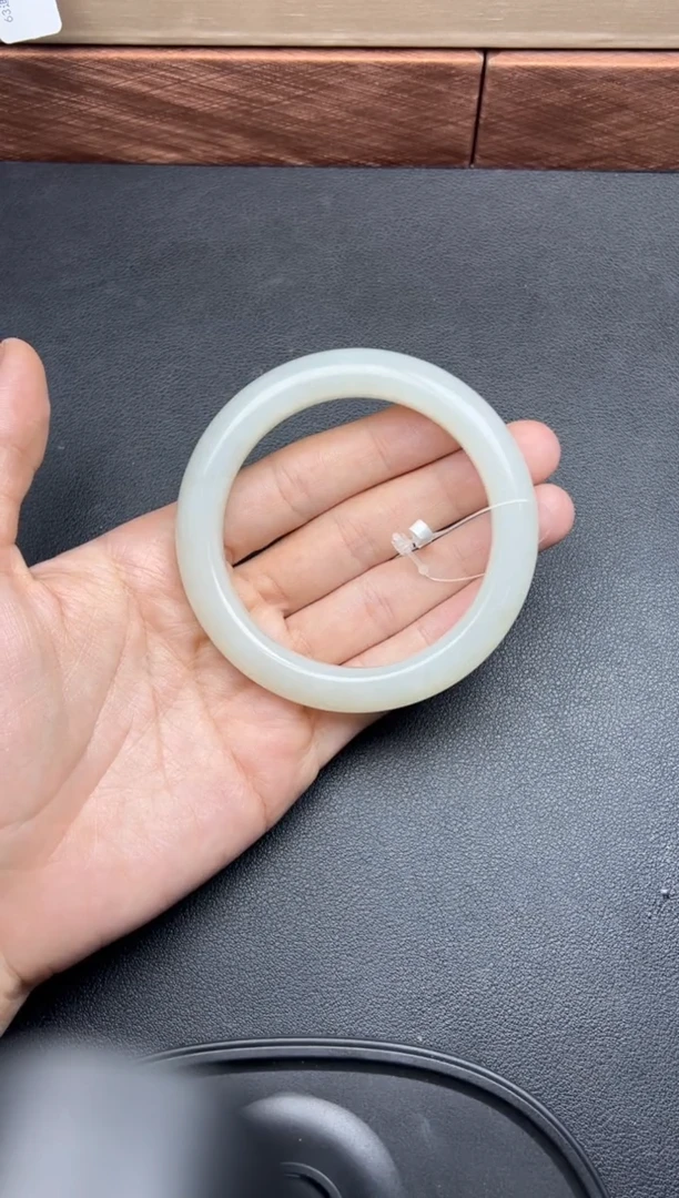 未镶嵌手镯和田玉黑山微色差58手镯