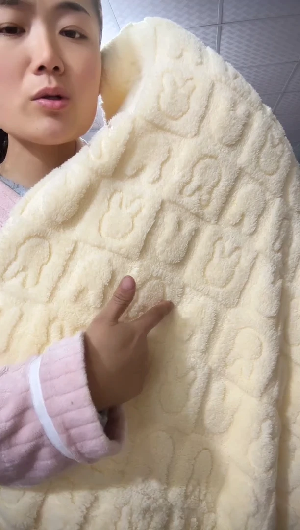 法兰绒暖黄色小兔头毛毯