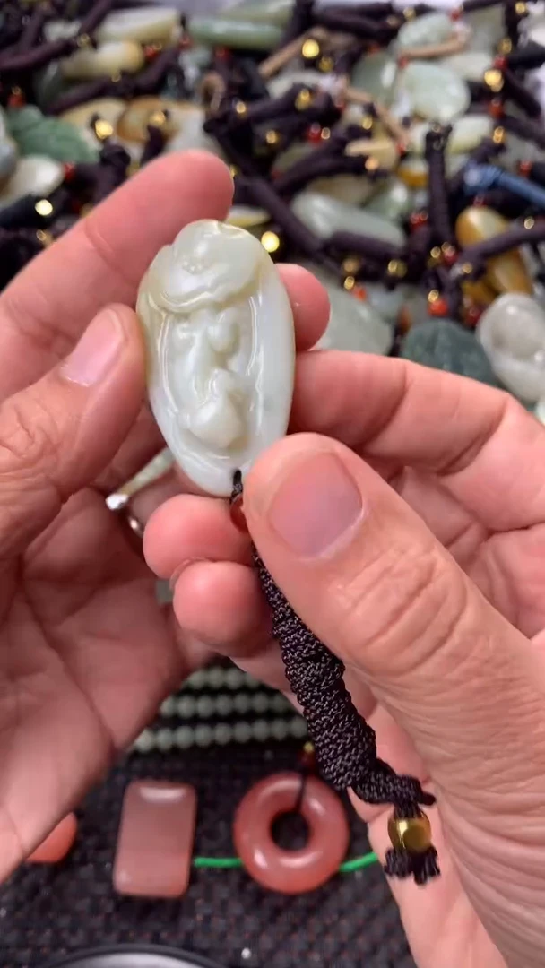 【闪购商品】和田玉颈饰未镶嵌多样性发货没有证书，拍一发一.有瑕