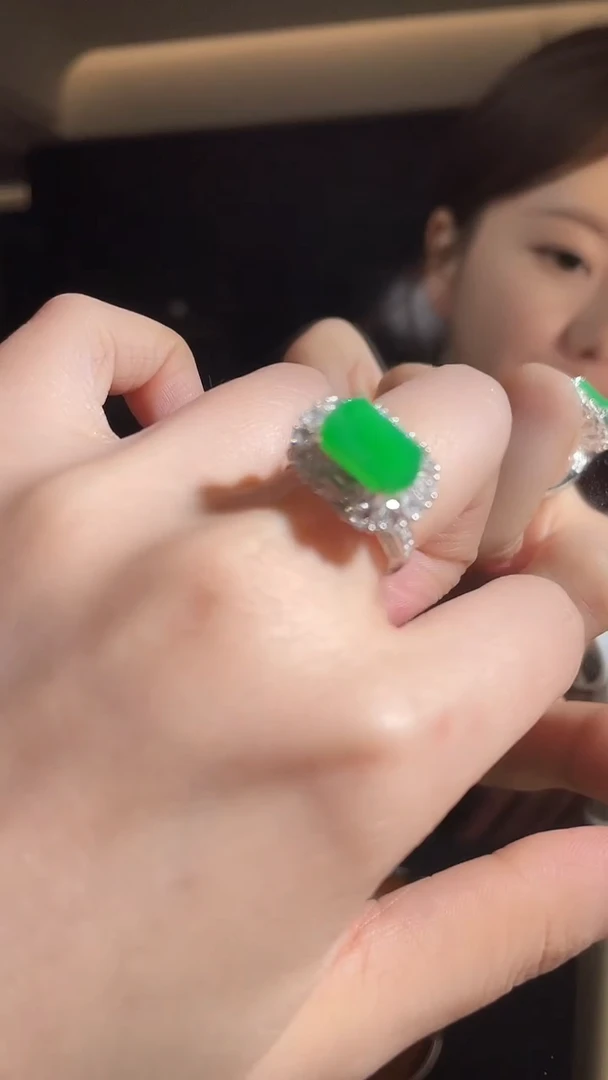 18K金镶嵌戒指翡翠天然缅甸翡翠A货