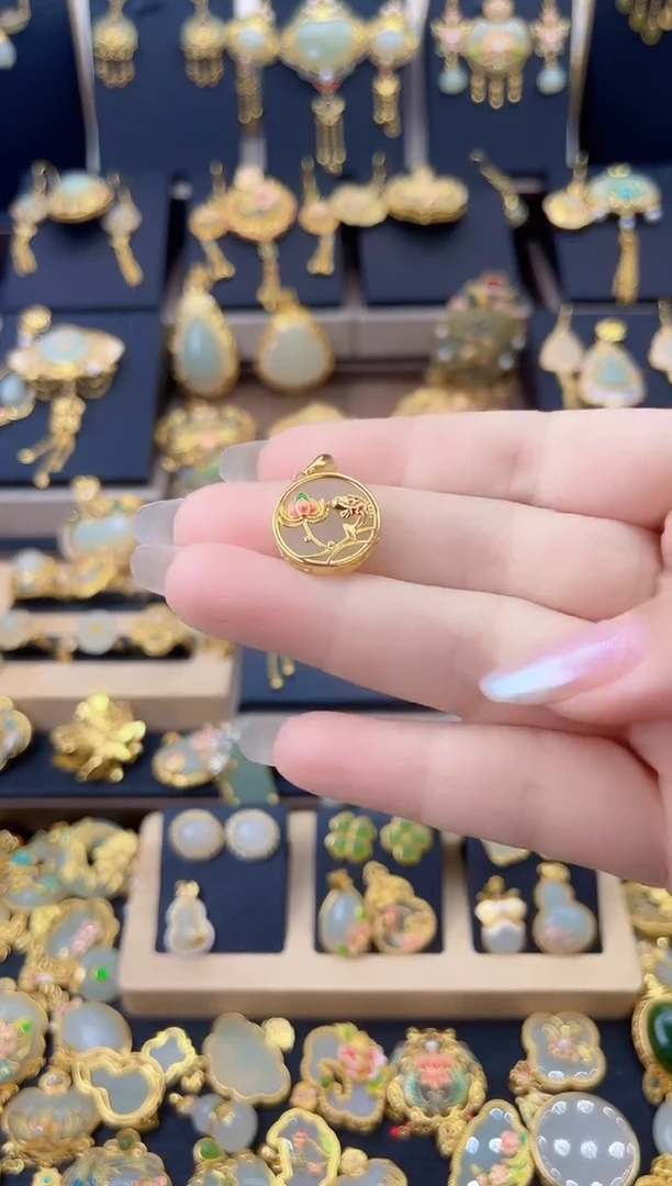 颈饰银S925镀金镶嵌和田玉荷花鱼吊坠