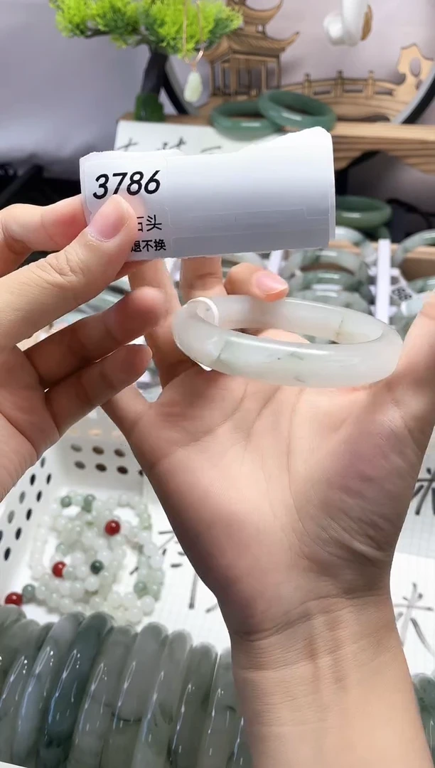 未镶嵌手镯石英质玉3786