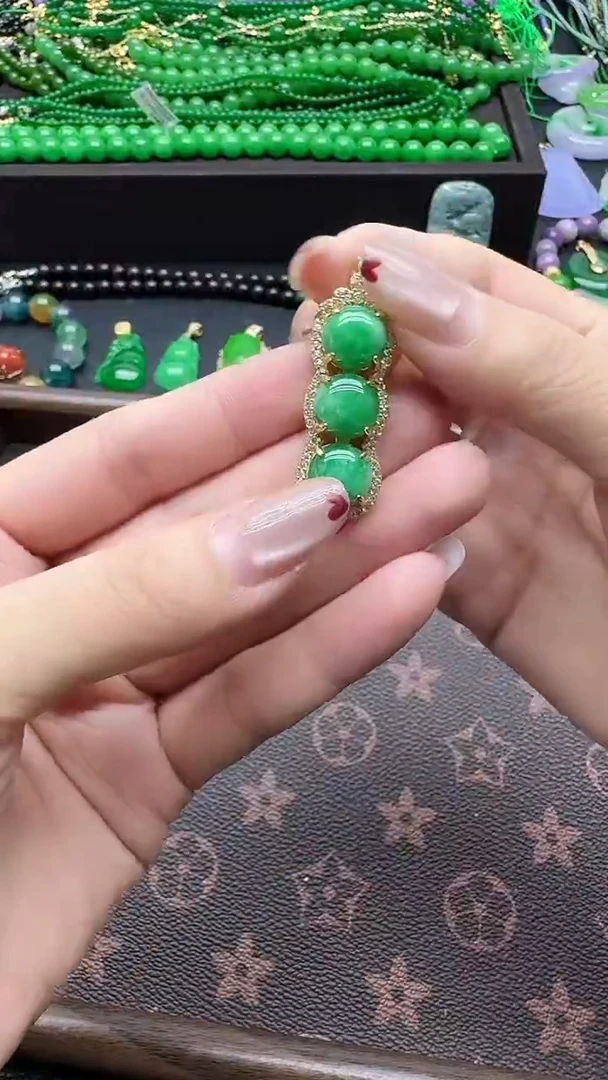 翡翠未镶嵌颈饰三豆荚