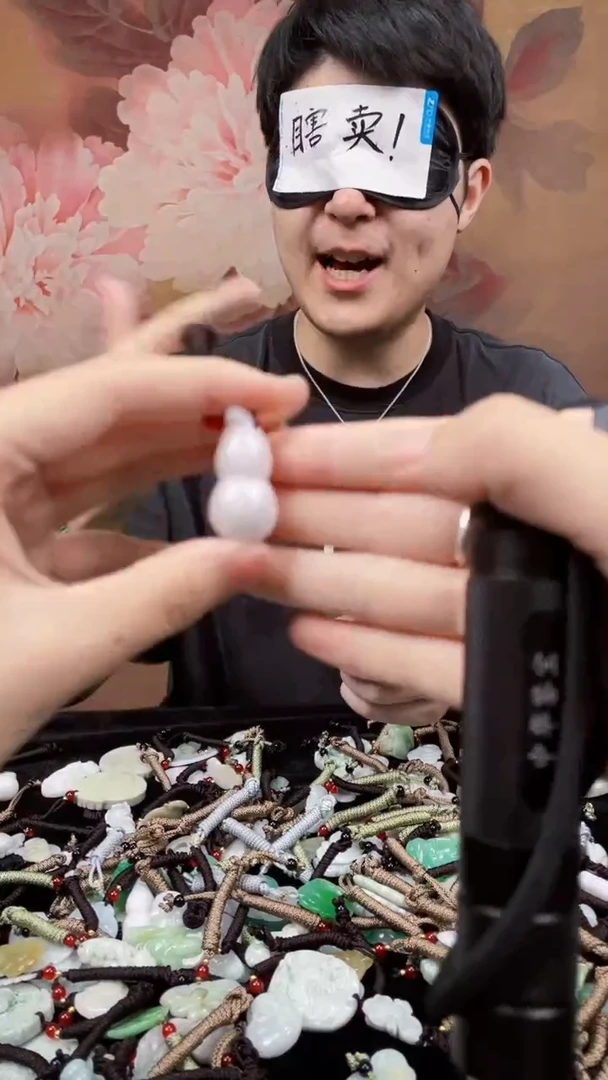 翡翠未镶嵌吊坠(不含链)A货翡翠拍一发一