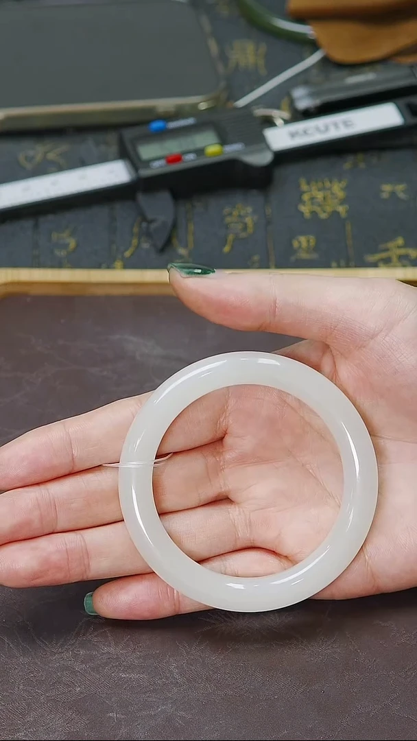 未镶嵌手镯和田玉55圈口  冰胶白玉手镯