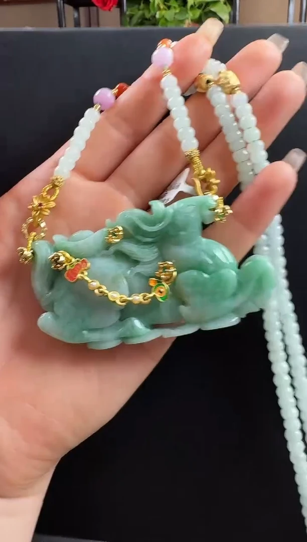 颈饰未镶嵌翡翠马牌