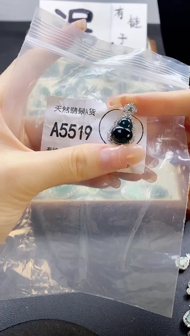 翡翠未镶嵌吊坠(赠链)天然翡翠A货
