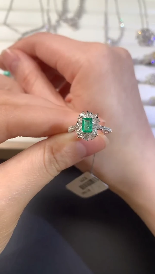 【闪购商品】戒指18K金镶嵌祖母绿E148|5580