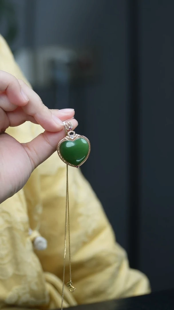吊坠(赠链)18K金镶嵌和田玉1