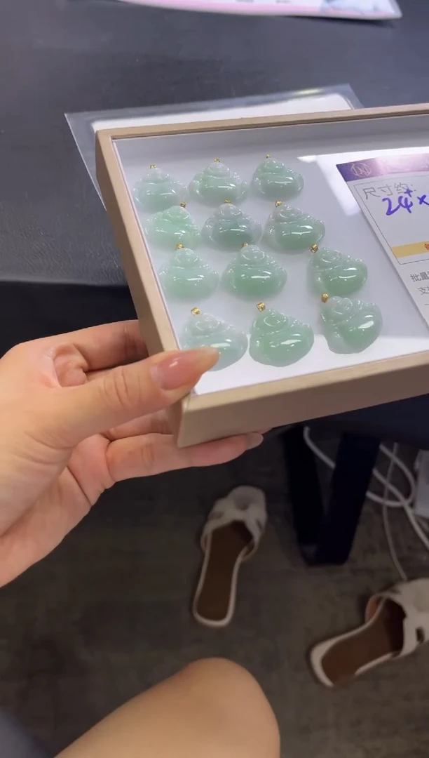 颈饰18K金镶嵌翡翠V118 /多样性发一件/配绳子