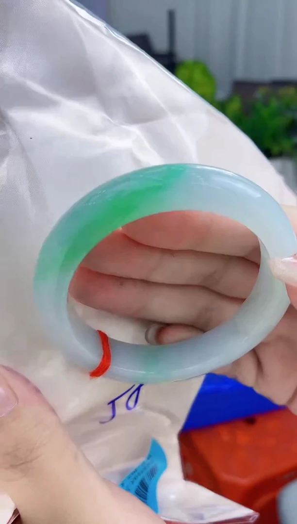 翡翠手镯未镶嵌翡翠手镯