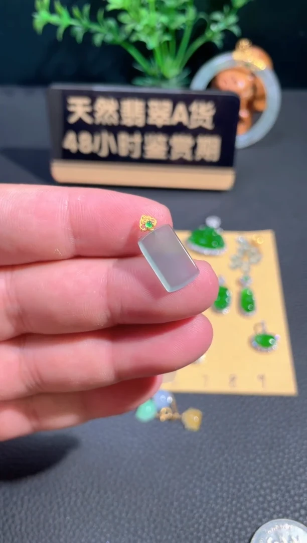 颈饰18K金镶嵌翡翠翡翠