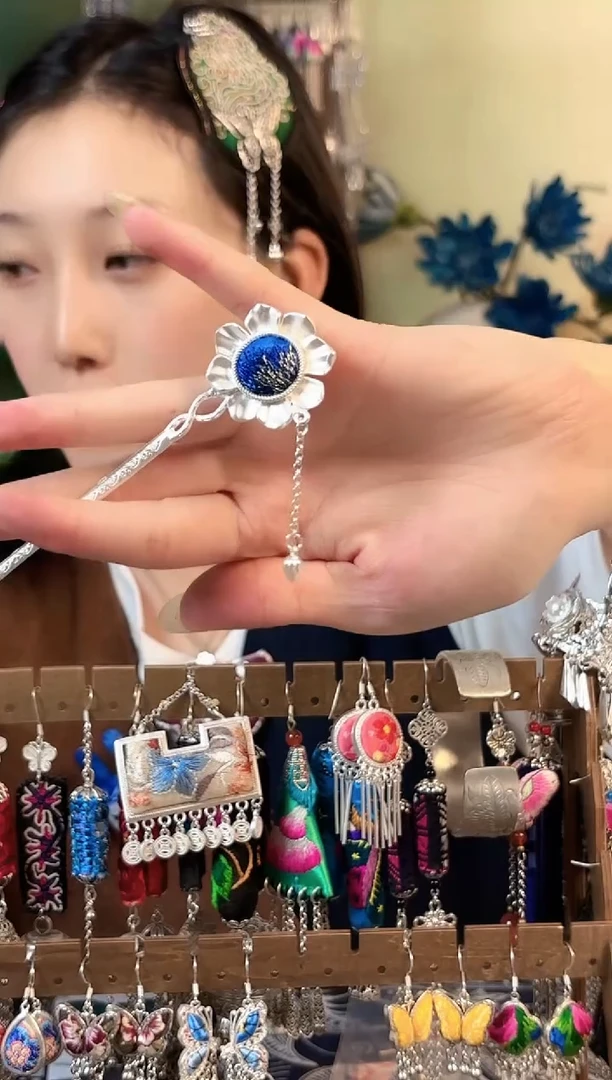 彩云南阁非遗老绣饰品525*