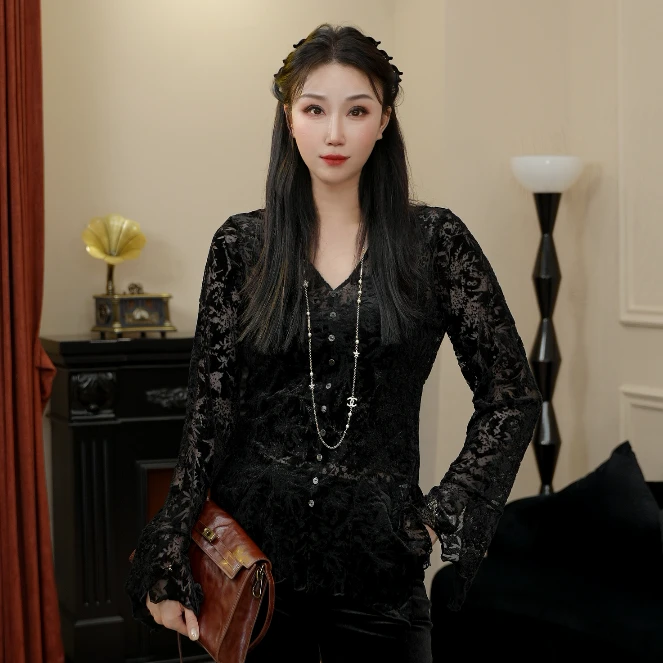 JR·雪姐·冷黑雨季-91018秋季时尚显瘦V领长袖蕾丝打底衫