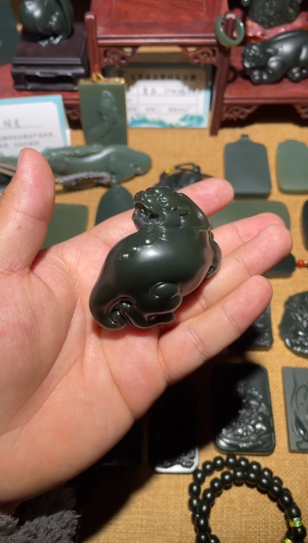 颈饰未镶嵌和田玉（青玉）回头貔貅