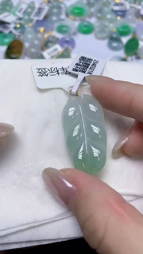 翡翠18K金镶嵌颈饰天然缅甸翡翠A货