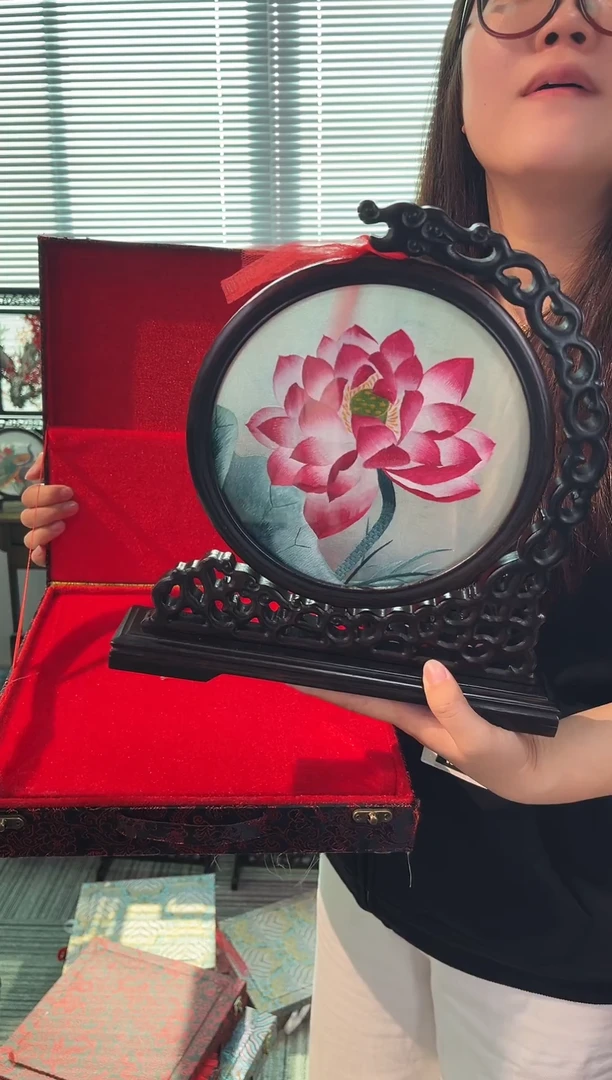 织绣以芊手扇摆台