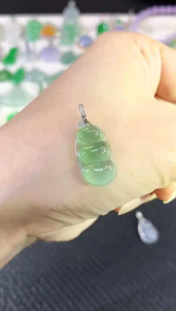 吊坠(不含链)18K金镶嵌翡翠豆子|2500
