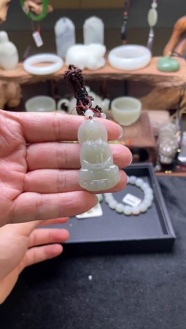 【闪购商品】和田玉吊坠未镶嵌且末青白 观音 多样性发一