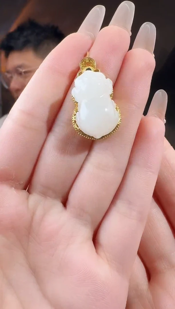 颈饰18K金镶嵌和田玉羊脂白玉小猪