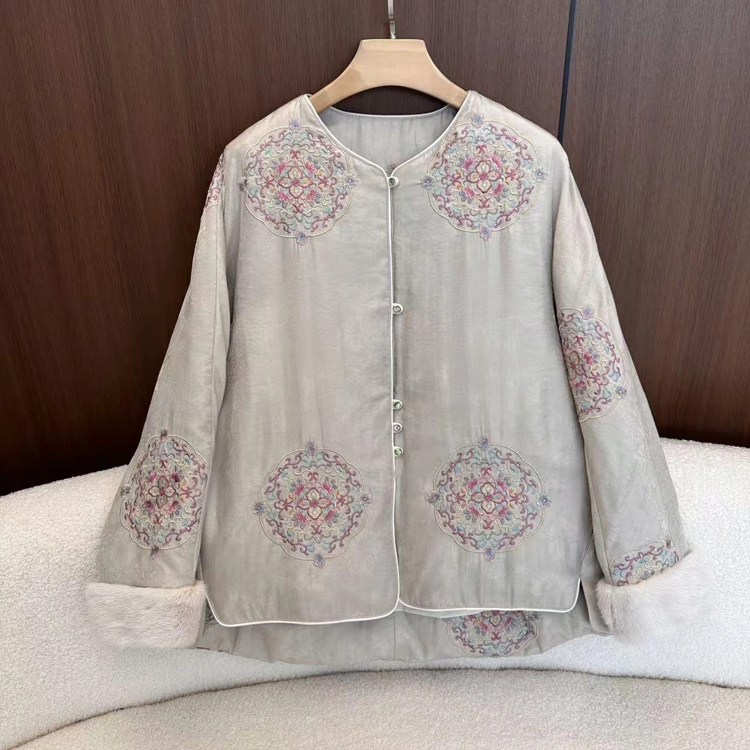 5.0山.尔【冬行】新中式雅致贵奢真丝宝相花刺绣鹅绒羽绒服