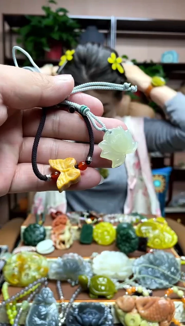 未镶嵌岫玉颈饰·