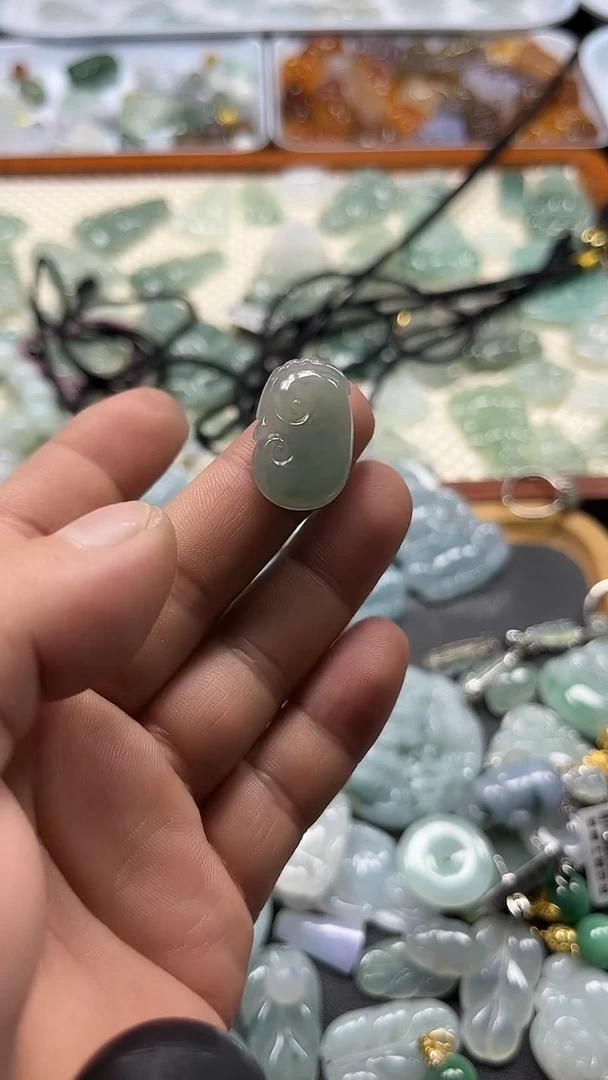 颈饰未镶嵌翡翠如意