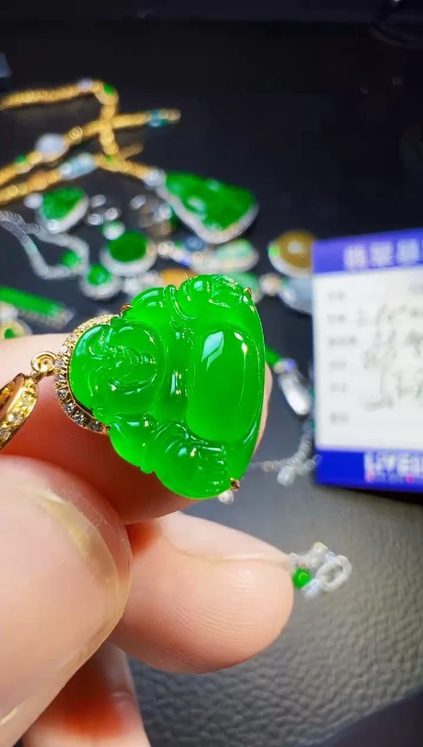 颈饰18K金镶嵌翡翠王***，翡翠