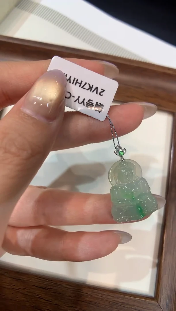 颈饰18K金镶嵌翡翠观音
