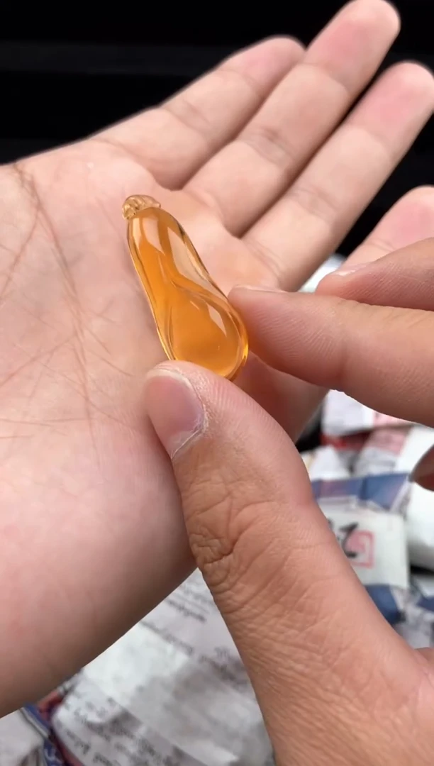 琥珀颈饰未镶嵌茶珀玉兰花吊坠