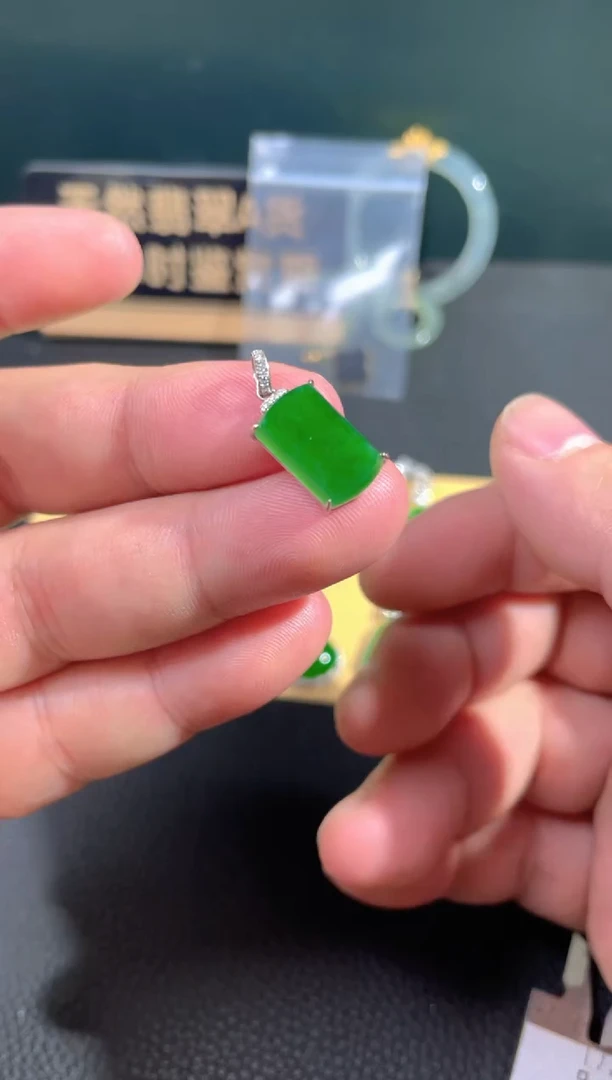 【闪购商品】翡翠颈饰18K金镶嵌翡翠