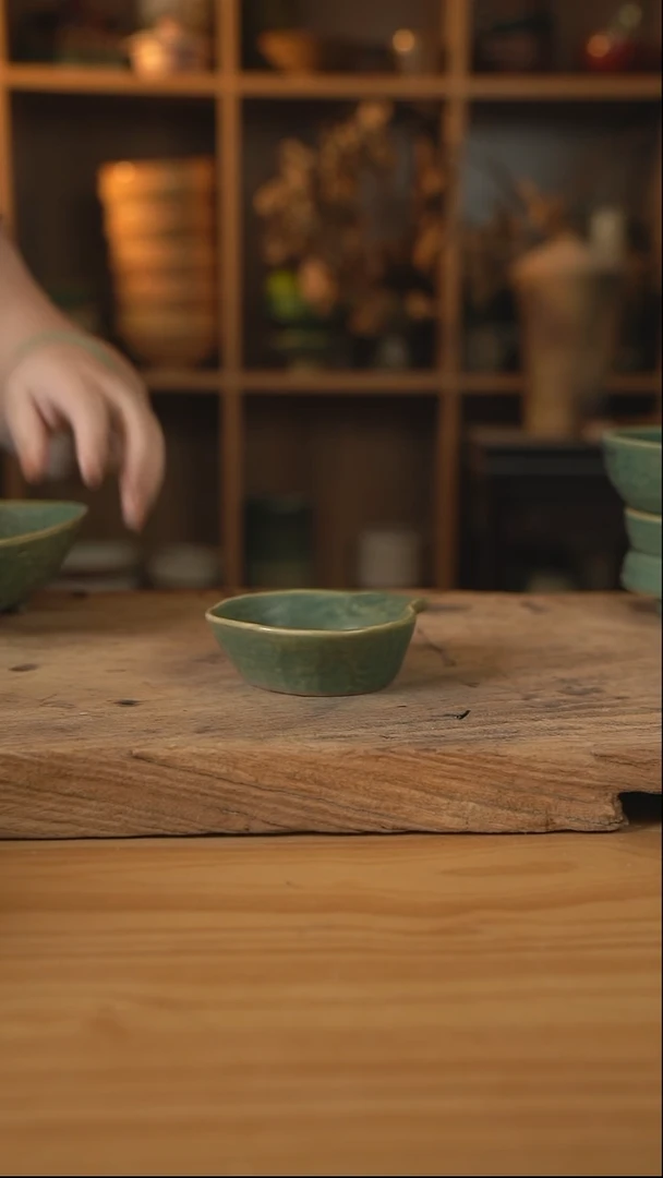 荷叶绿色的带把手的蘸料碟