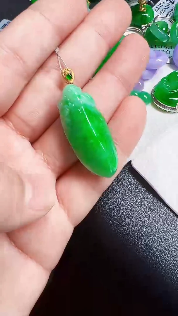 颈饰18K金镶嵌翡翠瓜