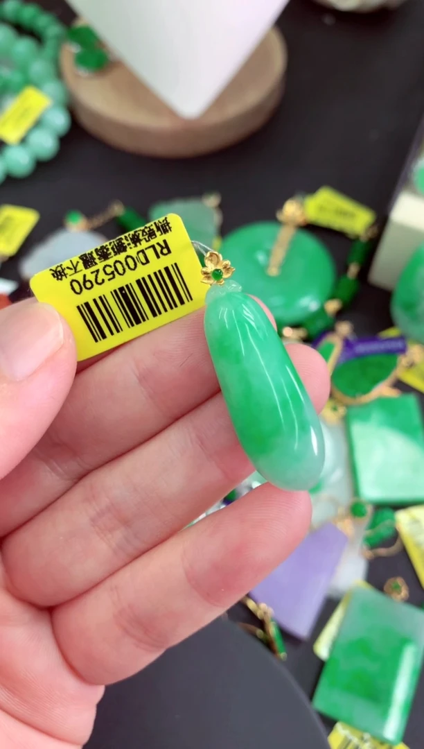 颈饰18K金镶嵌翡翠挂件