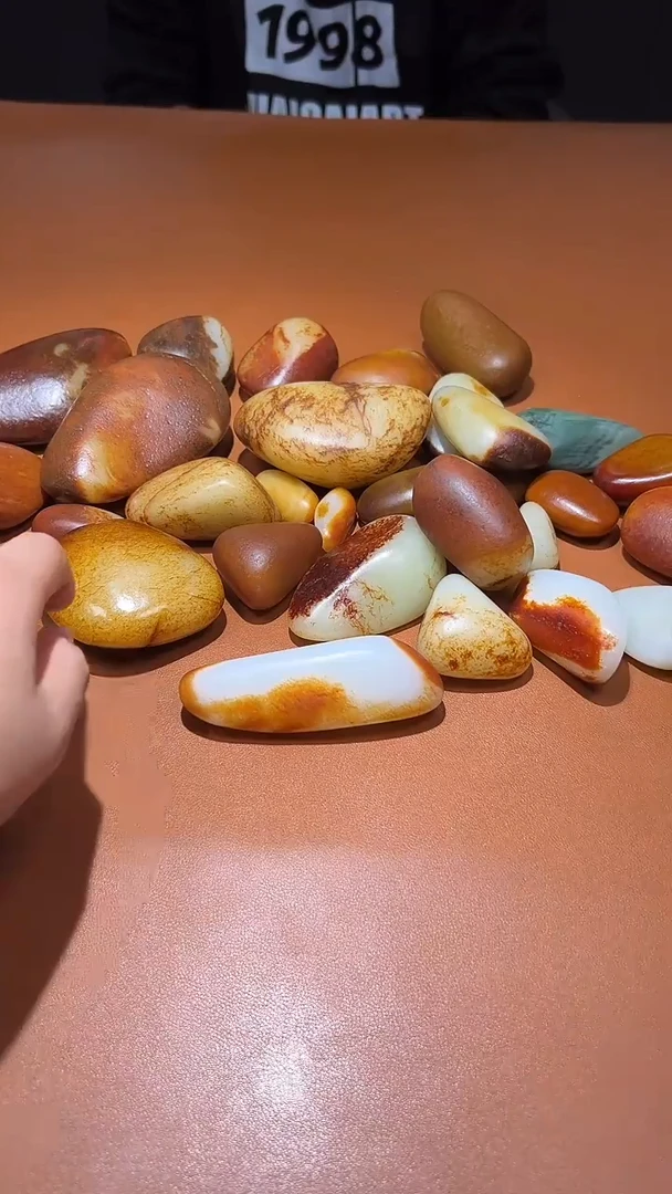 未镶嵌和田玉把件布**。和田玉