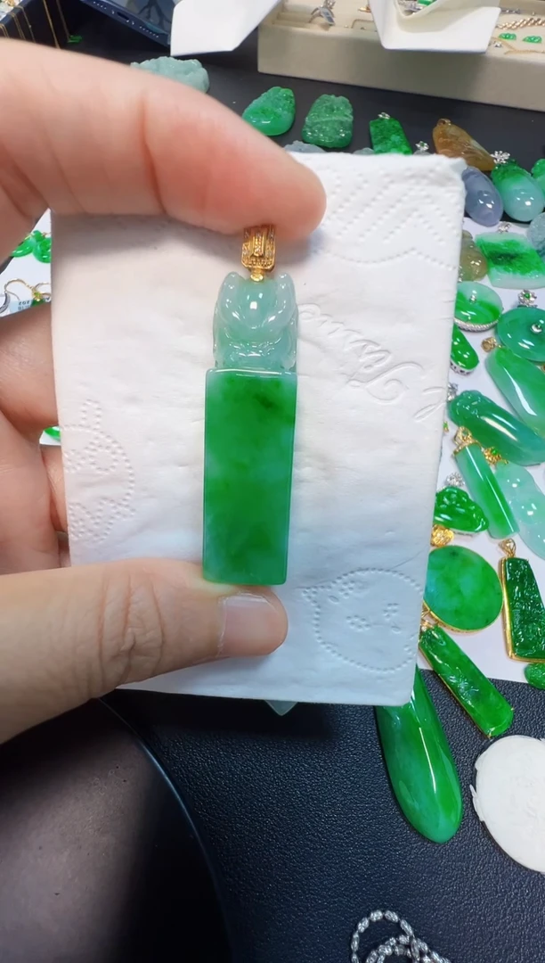 吊坠(不含链)18K金镶嵌翡翠摇*路2800