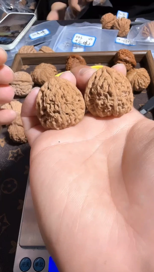 把件核桃33尺三角南疆石