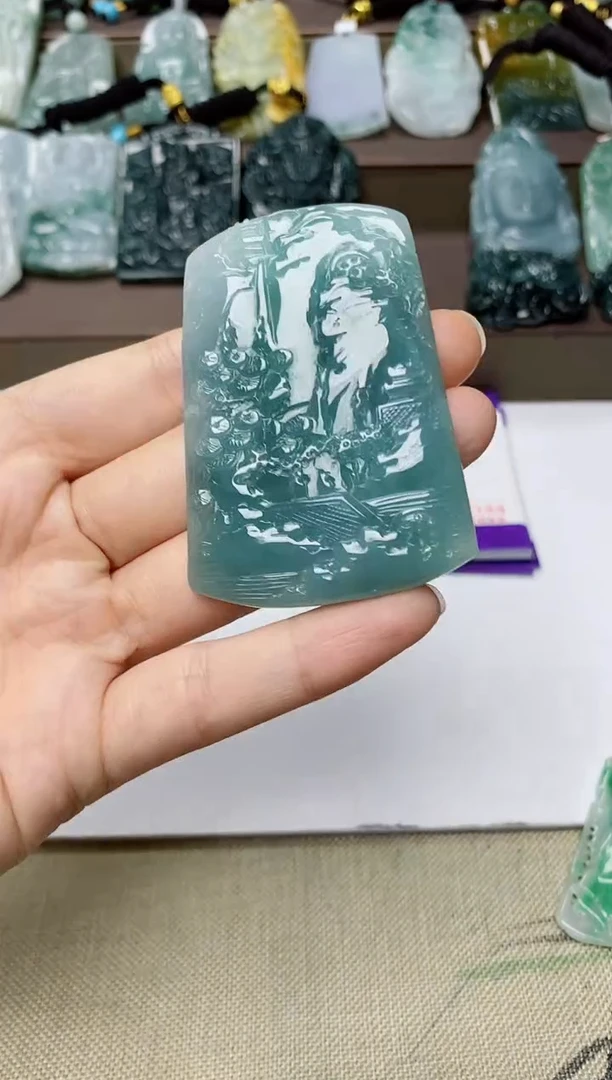 翡翠未镶嵌颈饰           