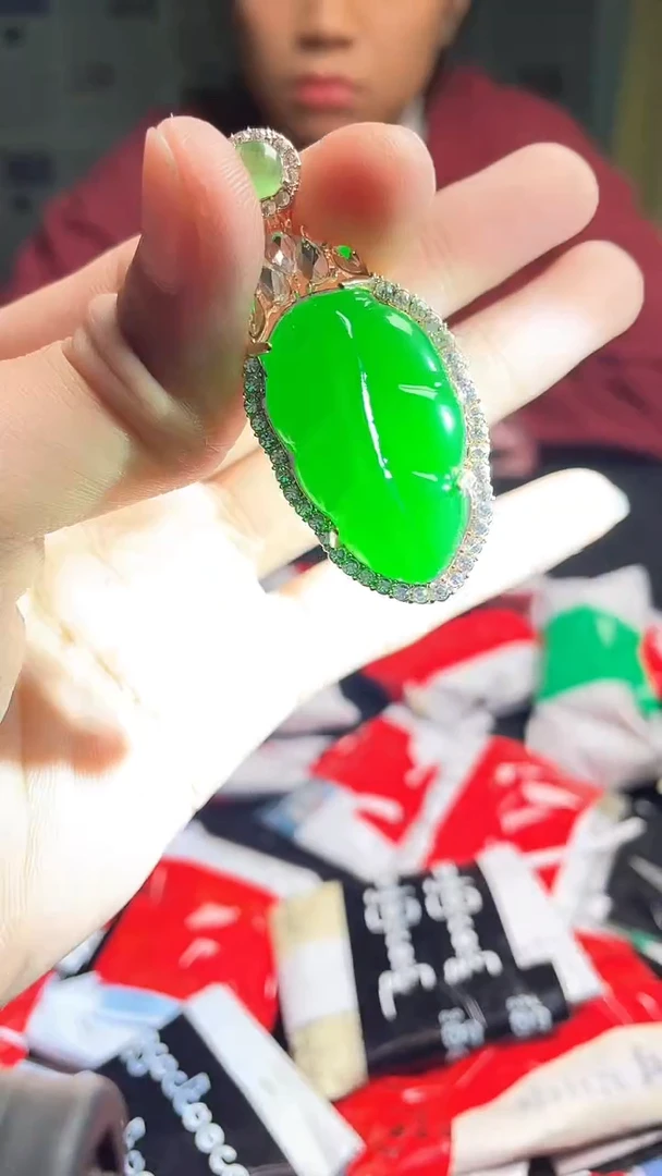 猛子收货满绿叶子吊坠