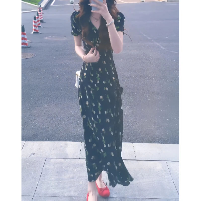 早秋v领气质收腰显瘦通勤连衣裙设计感胖mm显瘦复古风碎花连衣裙