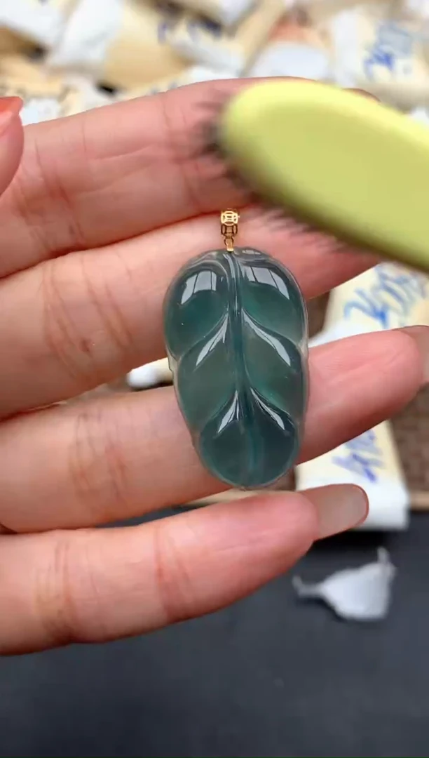 18K金镶嵌挂件翡翠1