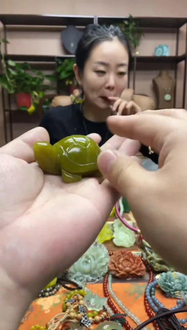 未镶嵌岫玉颈饰多样性发货发其中之一