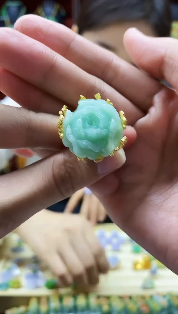 颈饰未镶嵌翡翠戒指