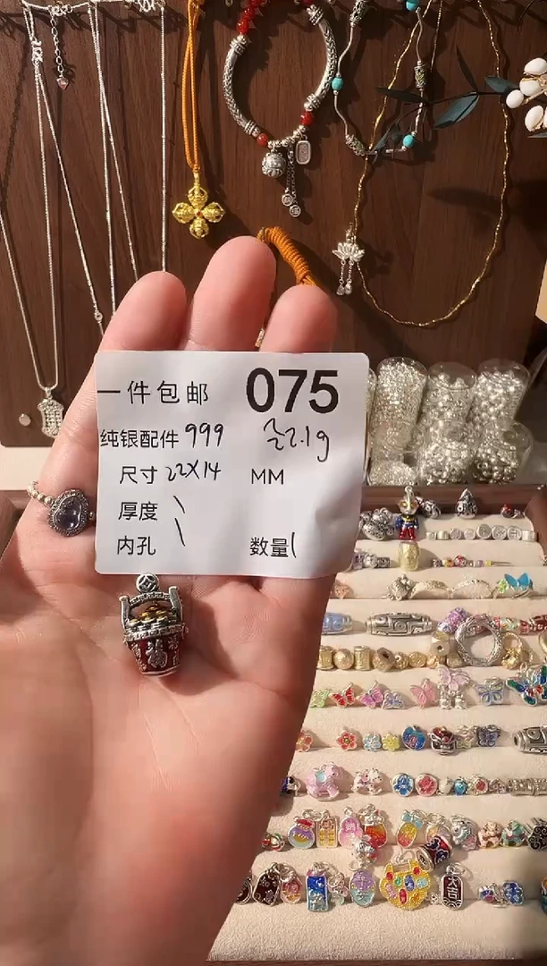 无足银珐琅彩红色一桶金福桶吊件