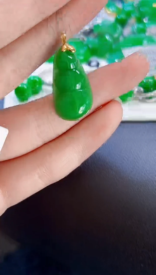 颈饰18K金镶嵌翡翠豆