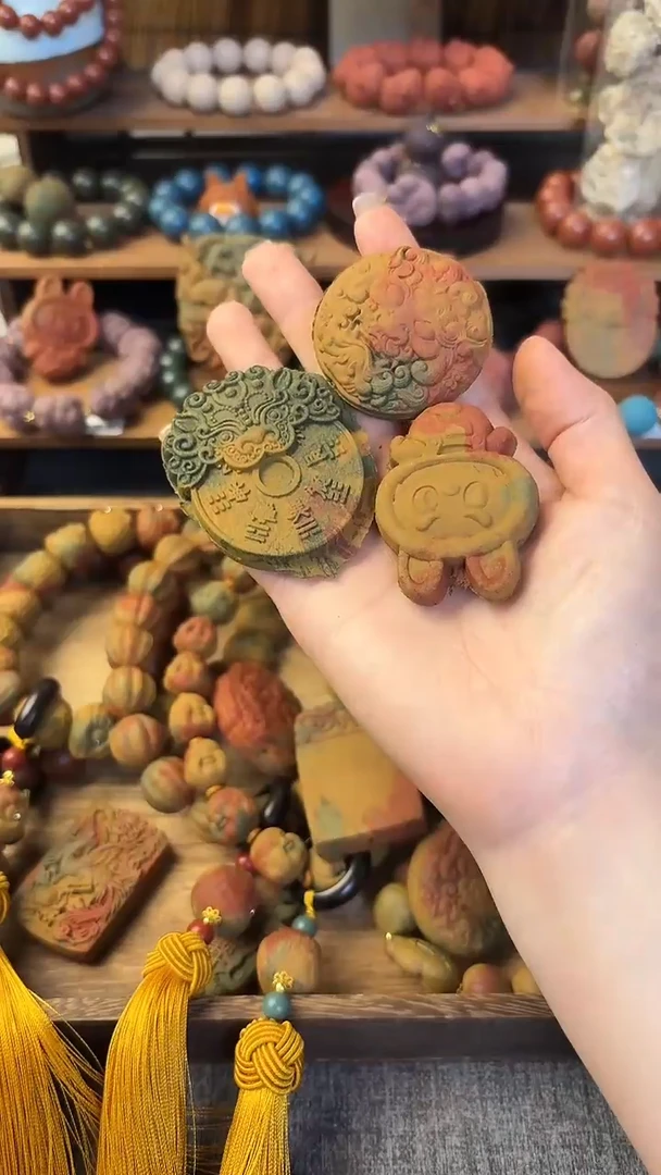 泥塑敦煌系列香牌一套三个