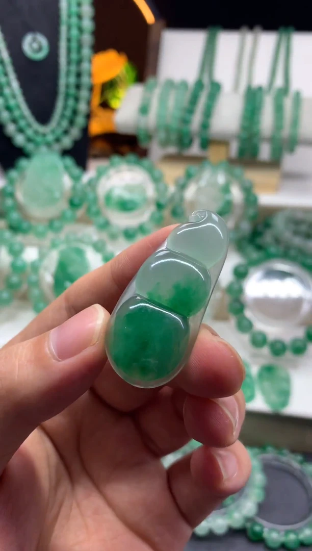 吊坠(不含链)未镶嵌石英质玉（非洲翠）四季豆